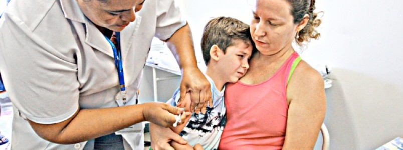 Com menos de 50% das crianças vacinadas contra a gripe, proteção é ampliada a outras pessoas